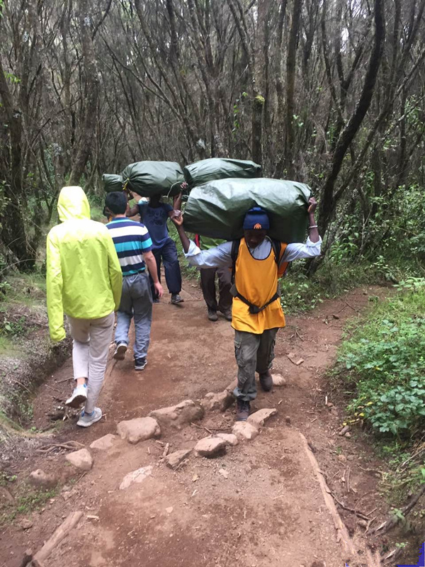 从赤道雪山-乞力马扎罗到梅鲁火山城-阿鲁沙